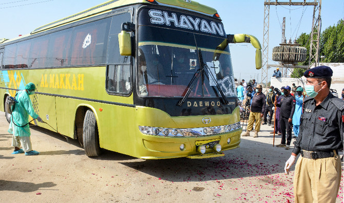 Hundreds still entering Pakistan from Iran despite border closure over coronavirus