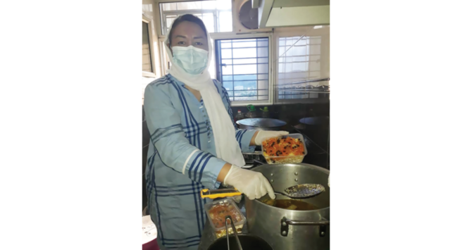 Arab refugees share food with Malaysian doctors fighting pandemic