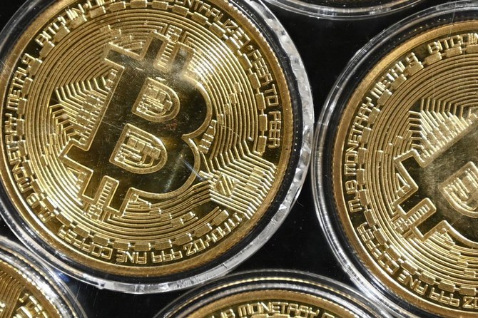 Bitcoin plummets to 10-day low, dragging smaller cryptocurrencies down