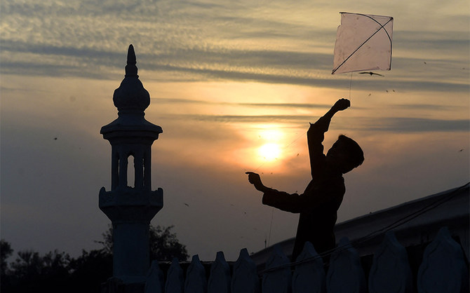 Pakistan’s kite flyers defy ban to keep sport alive