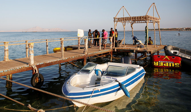 Tourists get ready to board a boat in the Aqaba Gulf in front of Tiran island which transferred Into Saudi Arabia last year, on the Red Sea resort of Sharm el-Sheikh, south of Cairo, Egypt. (REUTERS file photo)