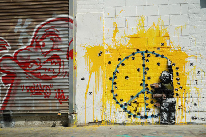 Spray-painting for Ukraine: Street artists show support