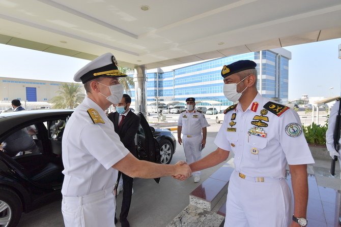 UAE, US discuss military and defense ties