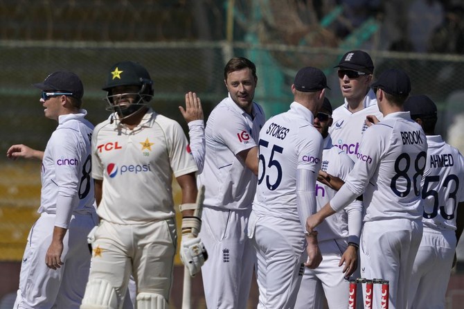 England lose early wicket after dismissing Pakistan for 304