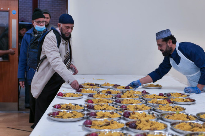 People arrive at the East London Mosque ahead of sunset to break their fasts. (Salman Farsi/East London Mosque)