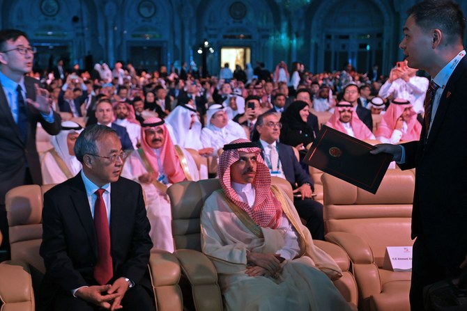 First day of Arab-China conference sees signing of 30 deals worth $10 billion