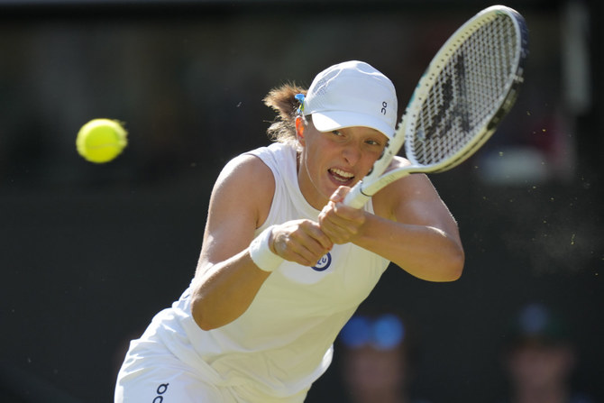 No. 1 Iga Swiatek comes back to beat Belinda Bencic and reach the Wimbledon quarterfinals