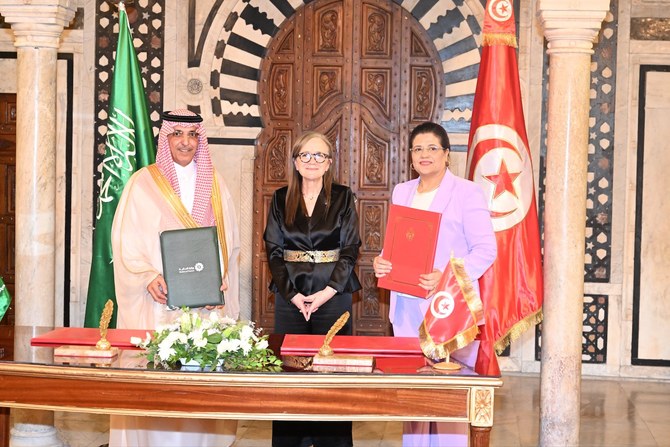 The agreement was inked by Saudi Minister of Finance Mohammed Al-Jadaan and his Tunisian counterpart Siham Al-Boughdiri.