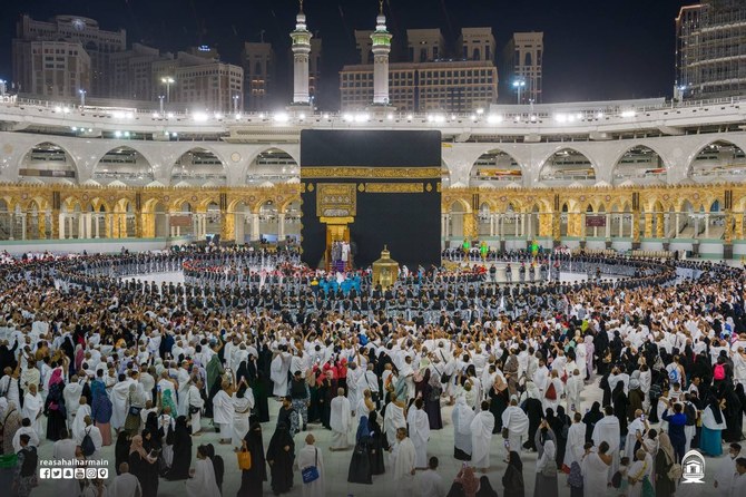 Deputy Emir of Makkah takes part in washing of Holy Kaaba