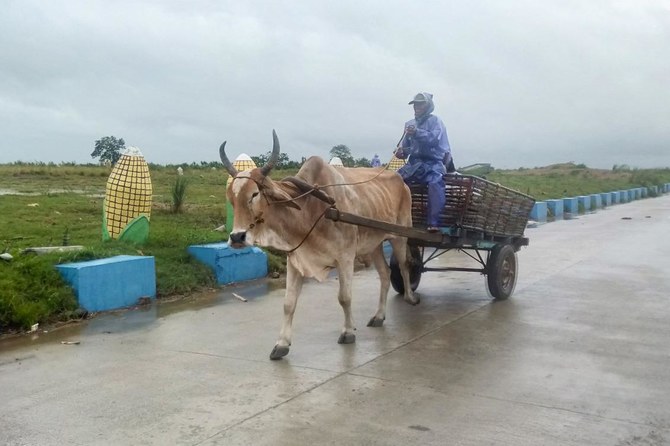 Hundreds flee floods as super typhoon brushes past Philippines