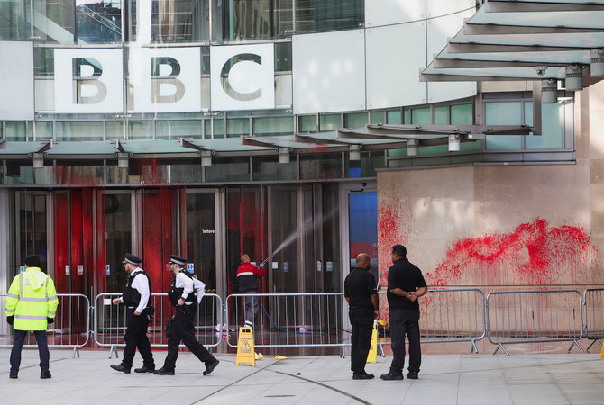 Israeli police hold BBC journalists at gunpoint