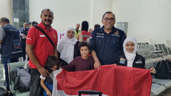 First Indonesians leave Gaza after difficulties to ensure safe passage