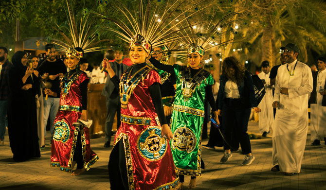 There are also animated performances every hour in the alleys of the festival. (AN AN Photo by Huda Bashatah)