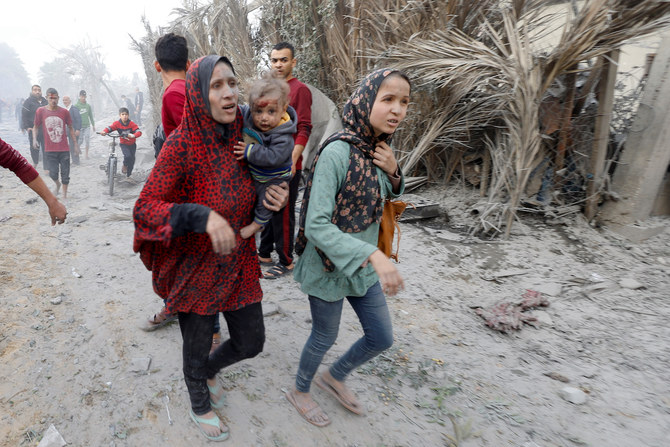 Palestinians leave the site of an Israeli air strike on a house in Khan Younis, in the southern Gaza Strip November 22, 2023. 