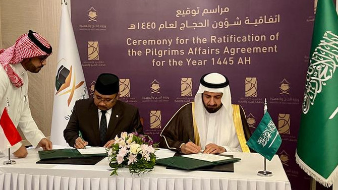 Indonesia’s Religious Affairs Minister Yaqut Cholil Qoumas and Saudi Hajj, Umrah Minister Tawfiq Al-Rabiah sign Hajj agreement.