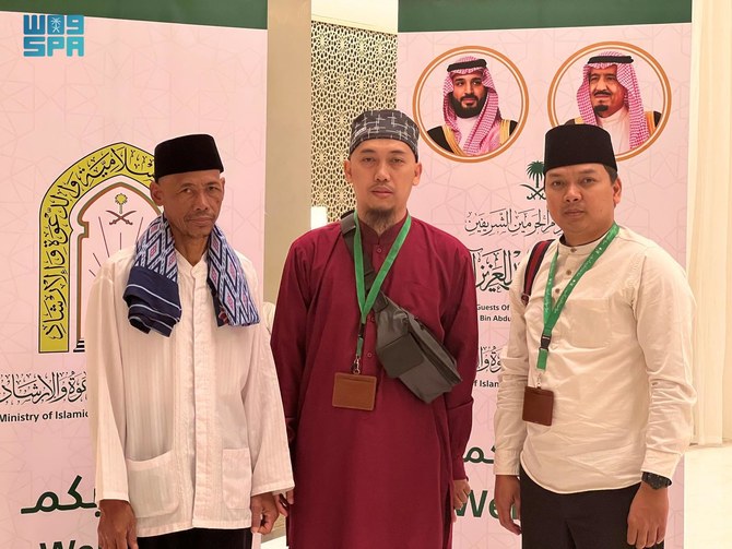 Guests of Umrah program visit cultural district in Makkah