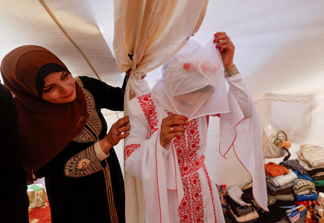 Gaza couple marry in tent city by barbed wire border fence