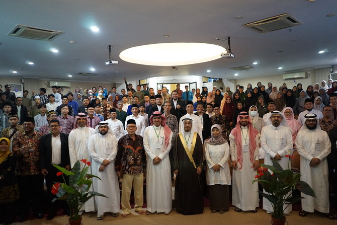 The secretary-general of KSGAAL Abdullah Al-Washmi poses for a photo with Indonesian scholars and students in Jakarta on Jan. 25