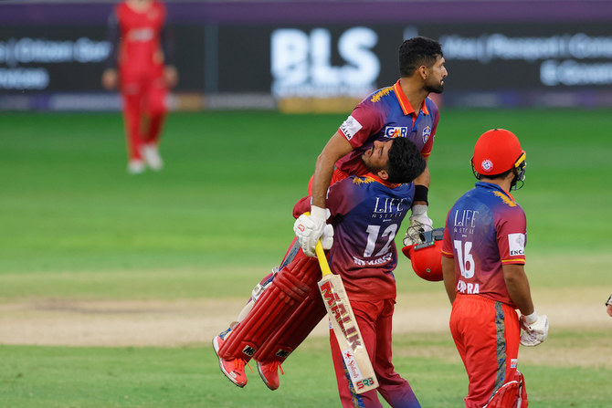 Dramatic last-ball six from Sikandar Raza wins ILT20 thriller for Dubai Capitals