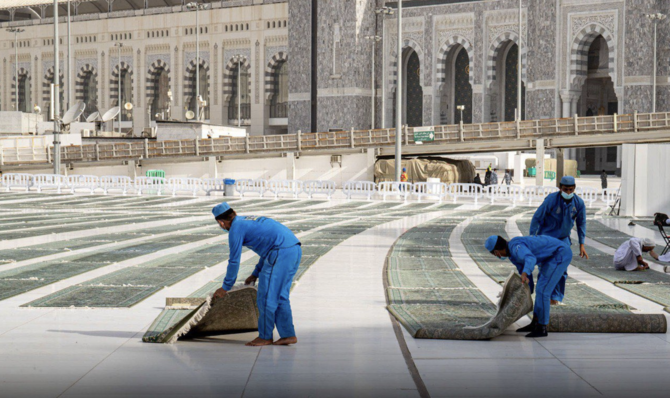 Carpets are laid at the Grand Mosque in Makkah.(@ReasahAlharmain)