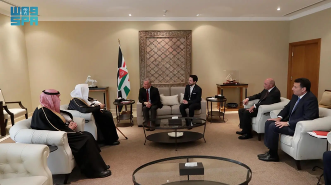 Saudi Shoura Council Speaker Abdullah Al-Asheikh meets Jordan’s King Abdullah II. (SPA)