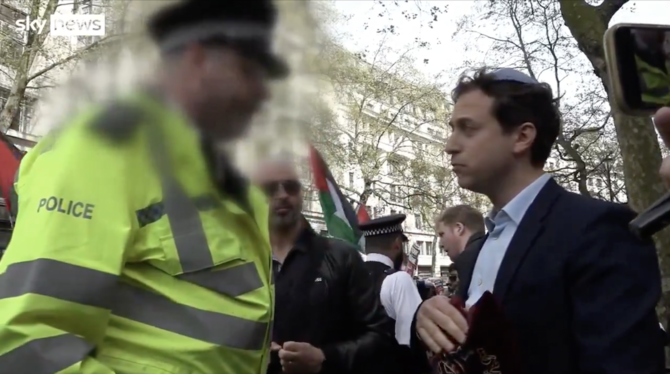 New footage adds context to police response to Jewish man during pro-Palestine protest in London