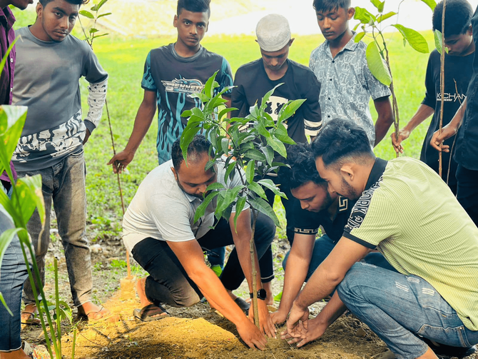 Bangladeshi influencers promote tree planting to fight record heat