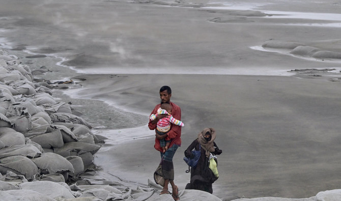 Cyclone hits Bangladesh as nearly a million flee inland for shelter