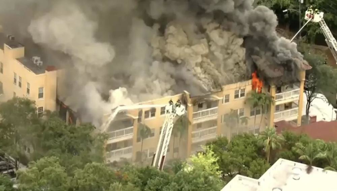 Massive fire breaks out in 4-story apartment building near downtown Miami