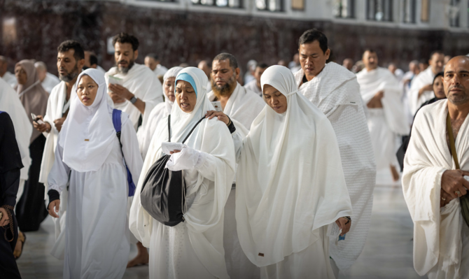 Pilgrims head to Mina where they will spend the first day in worship at the tent city. (@HajMinistry)