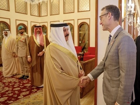 Bahrain’s king discusses protection of regional navigation and trade with US naval commander