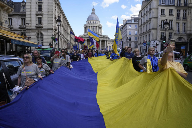 Peaceful pre-Olympic protest in Paris honors fallen Ukrainian athletes