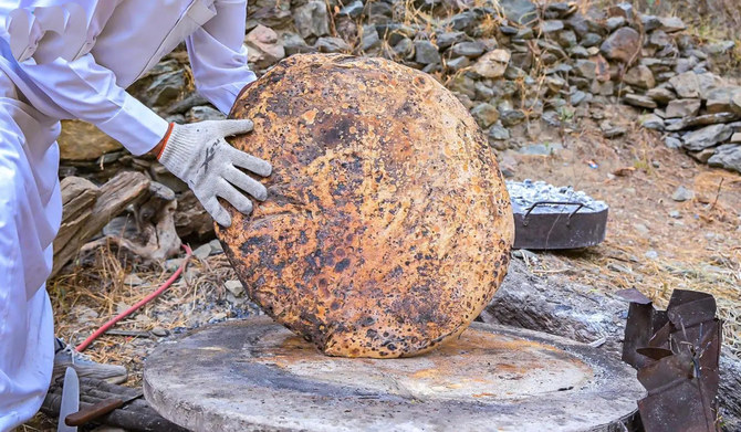 Saudi local bread attracts visitors at Al-Baha fest 