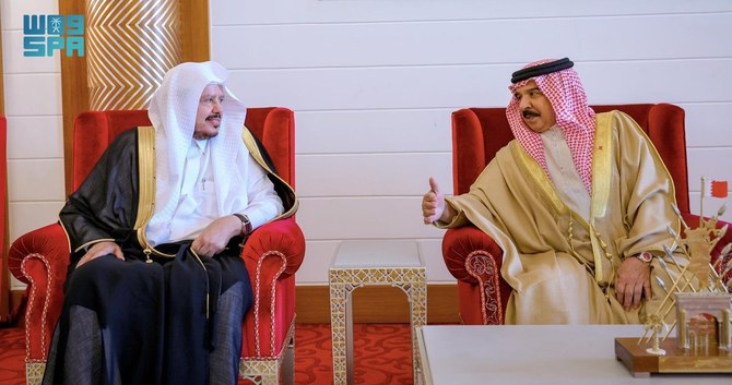 King Hamad receives Saudi Shoura Council Speaker Sheikh Abdullah bin Mohammed bin Ibrahim Al Al-Sheikh at Al-Safriya Palace.