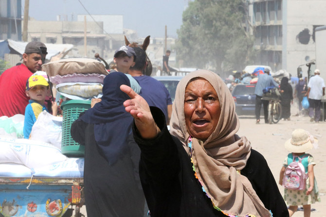 Palestinian woman gestures as others flee the eastern part of Khan Younis after they were ordered by Israeli army to evacuate.