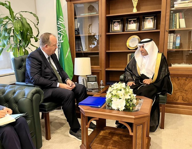 Saudi foreign deputy minister receives representatives of UN Syria envoy