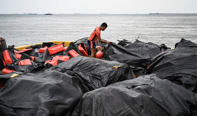 Philippines to deploy floating barriers to contain oil spill