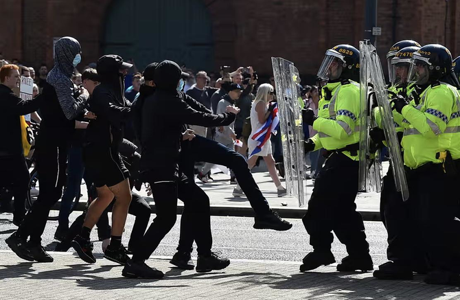 UK police face far-right rioters seeking to enter hotel thought to be housing asylum seekers