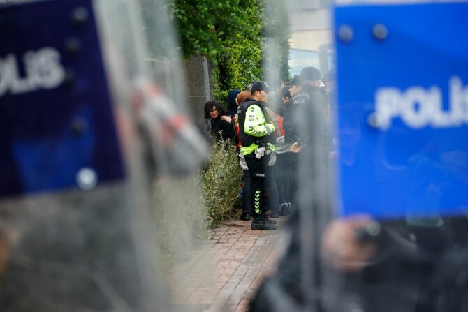 Teenager wearing a helmet and bulletproof vest randomly stabs 5 people at a cafe in Turkiye