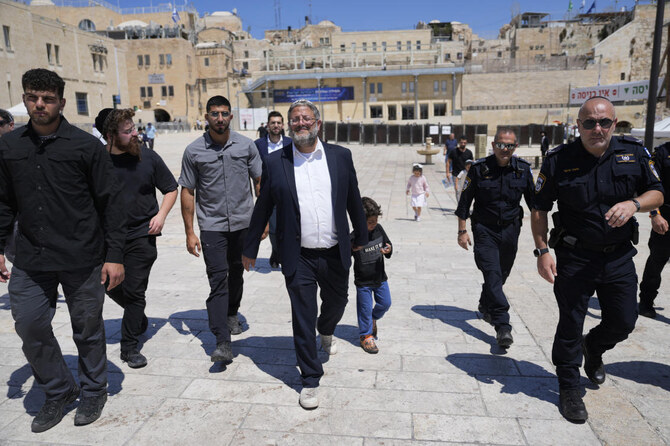 Israel’s far-right National Security Minister Itamar Ben-Gvir (C) approaches the entrance to Jerusalem’s most sensitive site. 