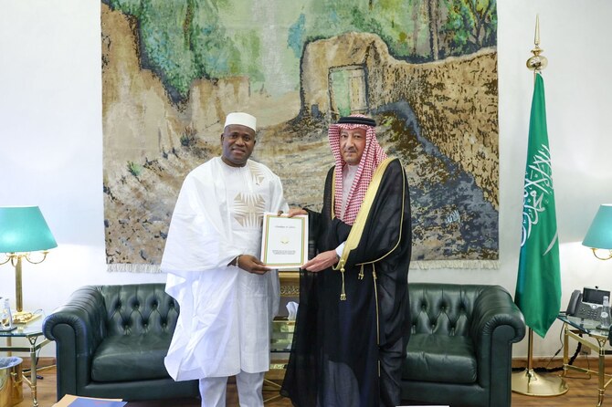 Guinea’s Minister of Planning and International Cooperation Ismael Nabe hands over the letter to Saudi deputy foreign minister.