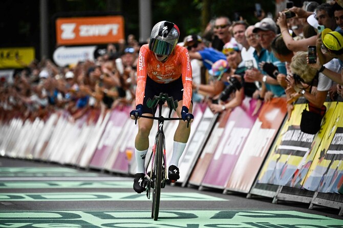 Defending women’s Tour de France champion Demi Vollering wins time trial and takes overall lead