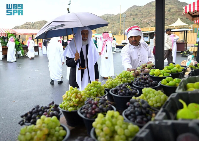 Saudi markets overflowing with 11 types of locally produced fruit