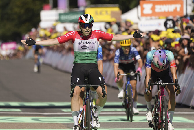 Vas wins ‘chaotic’ stage as Vollering crashes in women’s Tour de France