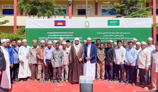 Grand Mosque imam visits Shariah sciences and modern studies center in Cambodia