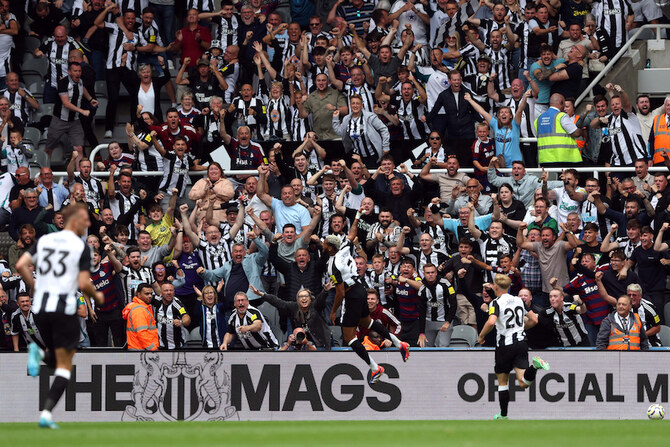 10-man Newcastle hold off Southampton challenge to get win on Premier League opening day