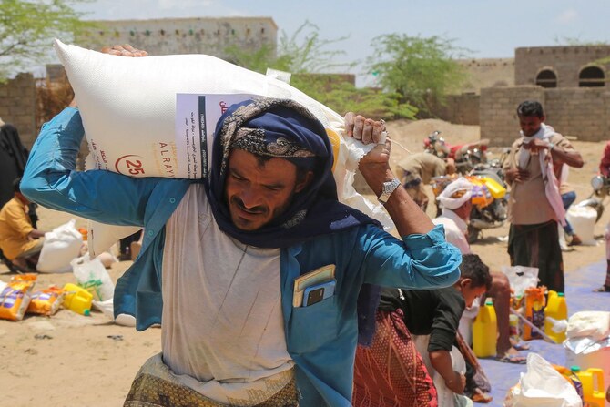 Displaced Yemenis affected by recent floods receive humanitarian aid in the Hays region, south of Hodeidah Governorate.