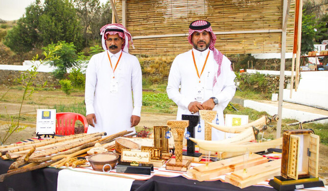 Mohammed bin Jamaan Al-Zahrani and Eida Ali Al-Zahrani, who hail from the Al-Baha region, are passionate about pyrography. (SPA)