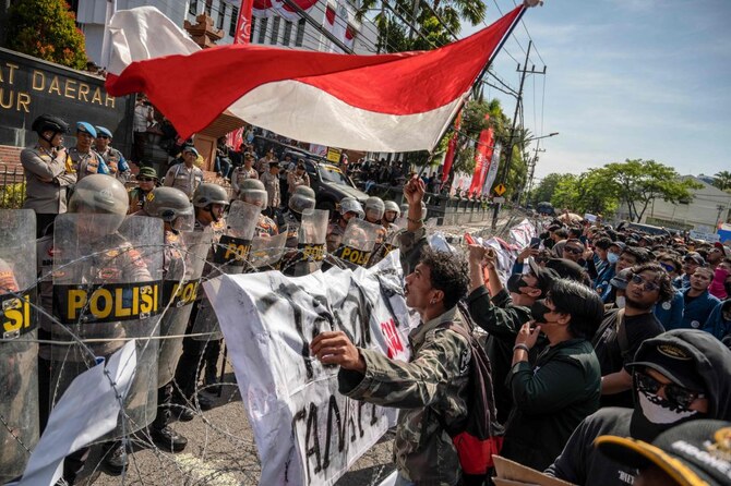 Protesters rally again in Indonesia as tempers flare over political maneuvers