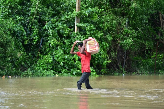 Rains lash India, Pakistan, thousands evacuated